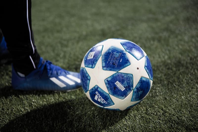 Pallone da calcio su campo