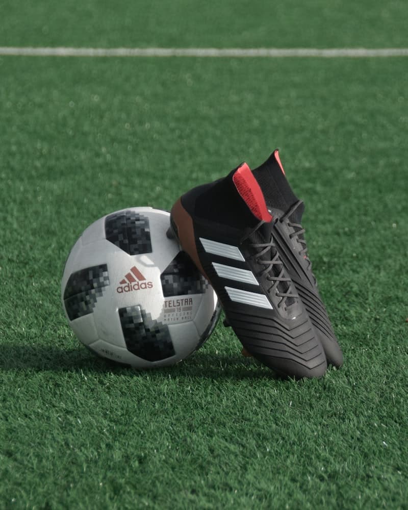Scarpe da calcio e pallone